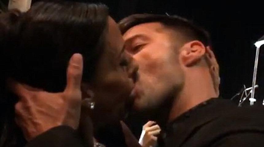  D&uuml;nyaca &uuml;nl&uuml; şarkıcıyla &ouml;p&uuml;şebilmek i&ccedil;in 90 bin dolar &ouml;dedi