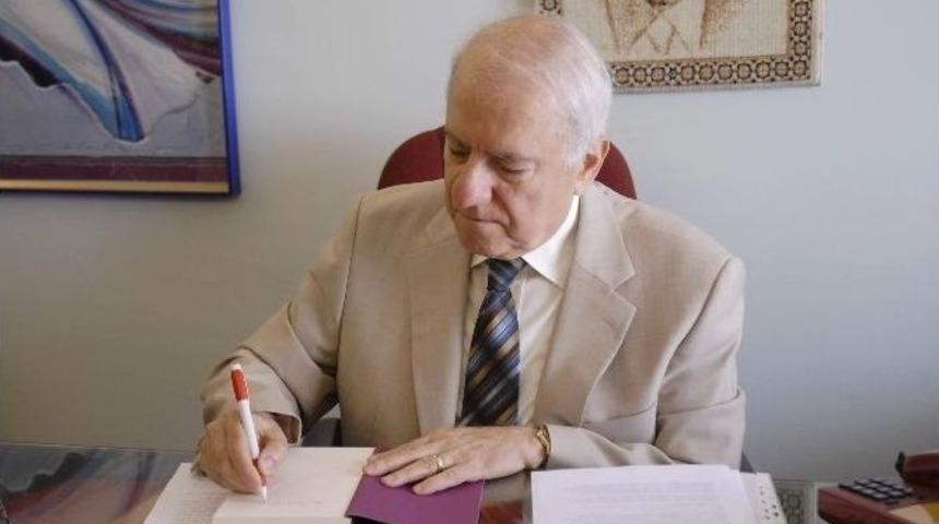 Prof. Dr. Gazi &Ouml;zdemir&rsquo;den &rsquo;kur&rsquo;an Kadını Koruyor&rsquo; Kitabı Tanıtımı