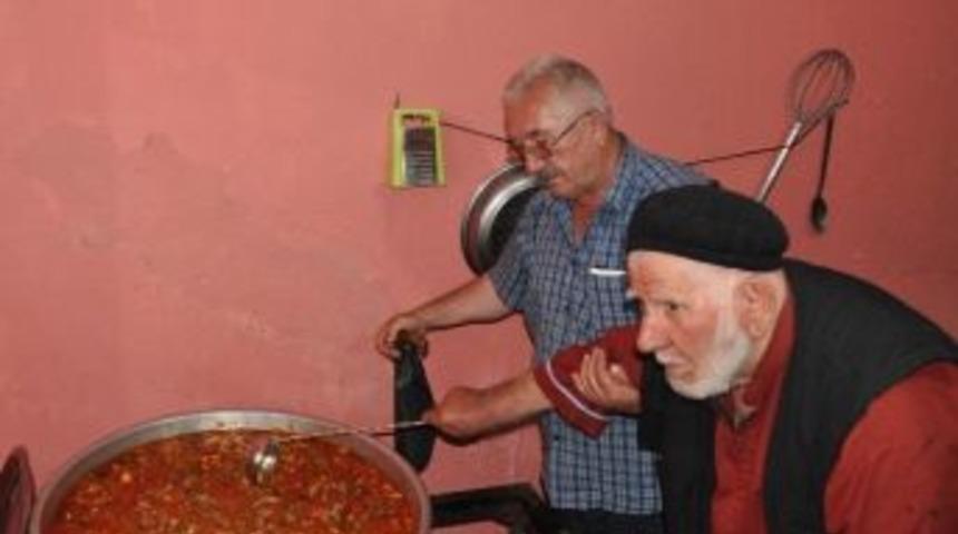 Cennet Dede, 16 Yıldır İhtiya&ccedil; Sahiplerine İftar Yemeği Dağıtıyor