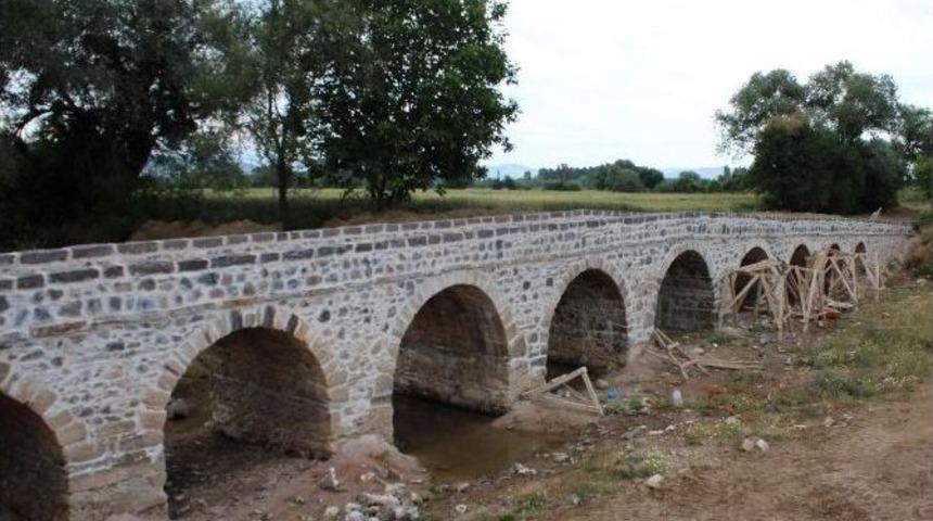 Karayolları 14. B&ouml;lge Simav&rsquo;daki Tarihi Taş K&ouml;pr&uuml;y&uuml; G&uuml;n Y&uuml;z&uuml;ne &Ccedil;ıkardı