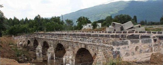 Karayolları 14. Bölge Simav’daki Tarihi Taş Köprüyü Gün Yüzüne Çıkardı