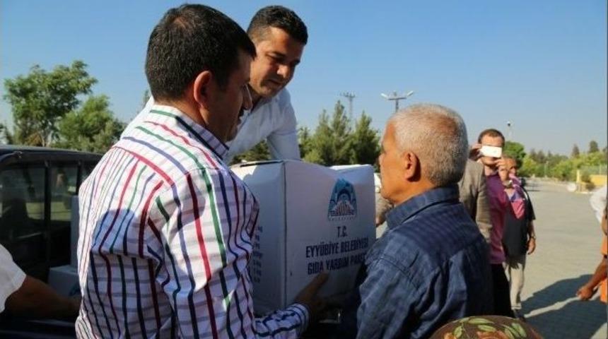 İhtiya&ccedil; Sahiplerine Gıda Paketi Verildi