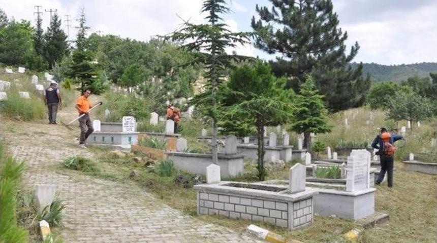 Mezarlıklar Temizleniyor