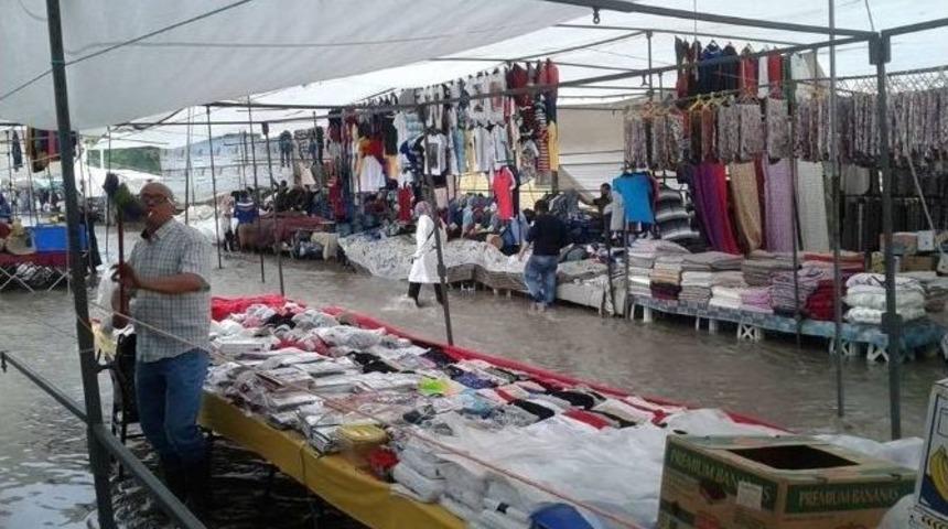 Boz&uuml;y&uuml;k&rsquo;te Yoğun Yağış Pazarcı Esnafı Ve Vatandaşı Mağdur Etti