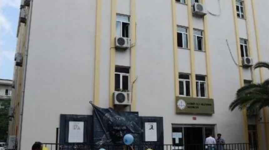 Kadık&ouml;y İl&ccedil;e Milli Eğitim M&uuml;d&uuml;rl&uuml;ğ&uuml; &Ouml;n&uuml;nde &lsquo;Okuluma Dokunma&rsquo; Eylemi