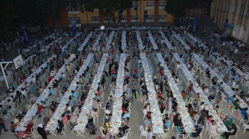 2 Bin 500 Kişi Geleneksel Mahalle İftarında Buluştu