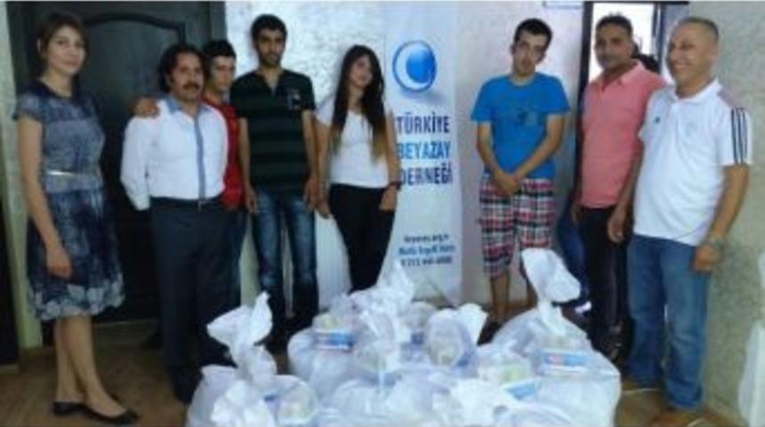 Beyazay Derneği, 40 Aileye Gıda Paketi Dağıttı