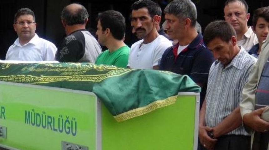 Sel Kurbanı Kadın G&ouml;zyaşları Arasında Toprağa Verildi