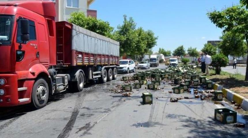 Branda Yırtılınca Y&uuml;zlerce Bira Şişesi Yola Sa&ccedil;ıldı