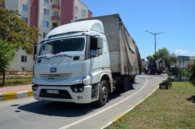 Branda Yırtılınca Yüzlerce Bira Şişesi Yola Saçıldı