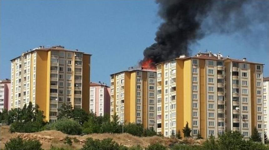 10 Katlı Binanın &Ccedil;atısı Isıtıcı T&uuml;plerden Yandı