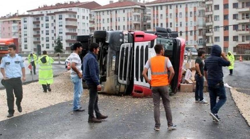 Tosya'da Tır Devrildi: 1 Yaralı