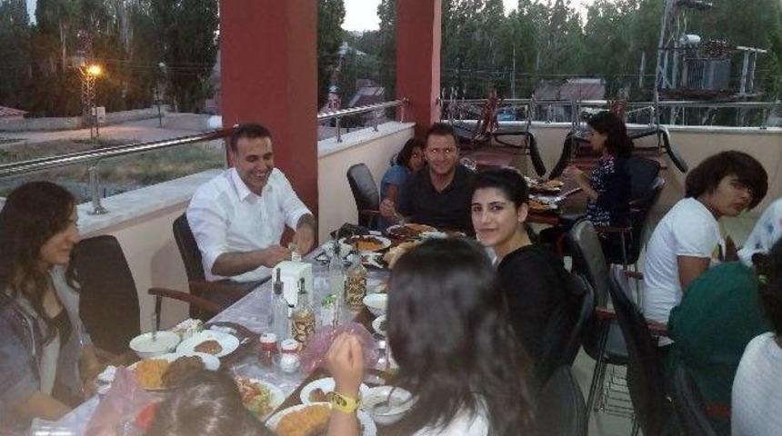 Asp İl M&uuml;d&uuml;r&uuml; Topkaya, Sevgi Evleri&rsquo;nde Kalan &Ccedil;ocuklarla İftarda Bir Araya Geldi