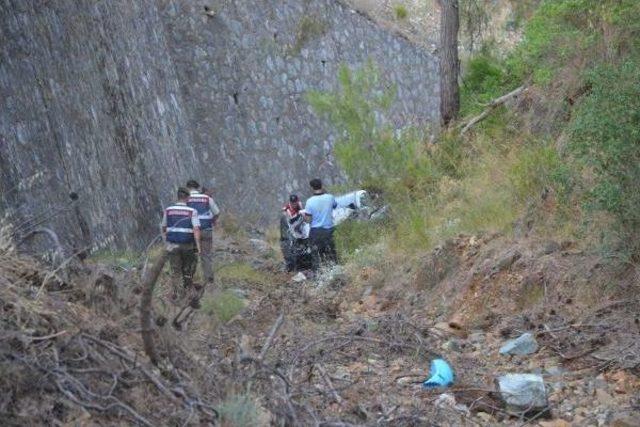 Otomobil Uçuruma Yuvarlandı, Hamile Sürücü Yaralandı