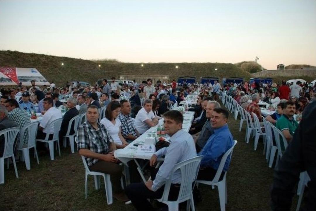 Tarihi Namazgah Tabyaları&rsquo;nda Y&uuml;zlerce Kişi Oru&ccedil; A&ccedil;tı