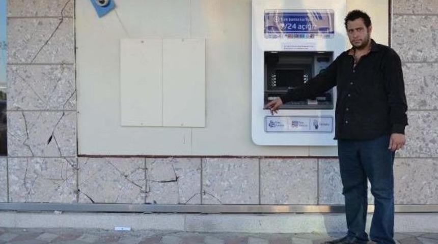 Kontak Anahtarıyla Oynarken &Ccedil;alıştırdığı Otomobil, Hareket Edip Bankamatikte Işlem Yapan Albaya &Ccedil;arptı