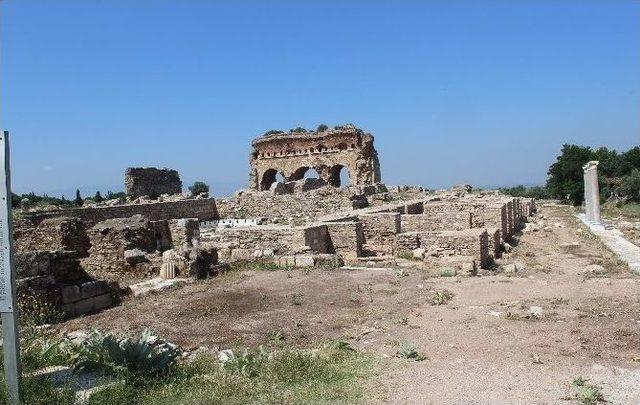 Tralles Antik Kenti Definecilerin Uğrak Yeri Haline Geldi