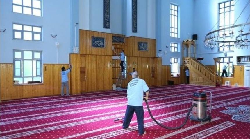 B&uuml;y&uuml;kşehir&rsquo;den Camilere Temizlik Hizmeti