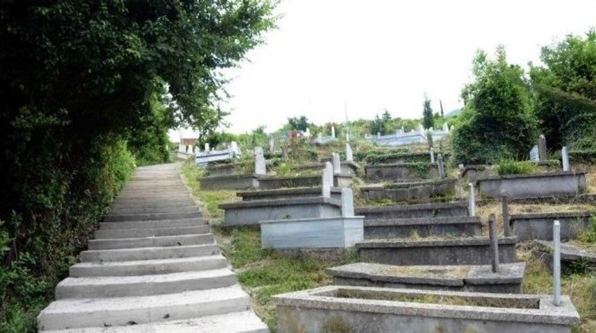 İnebolu&rsquo;da Mezarlıklar Temizleniyor