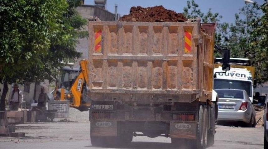 Site Etrafına D&ouml;k&uuml;len Harfiyat Mahalle Sakinlerinin Tepkisini &Ccedil;ekti