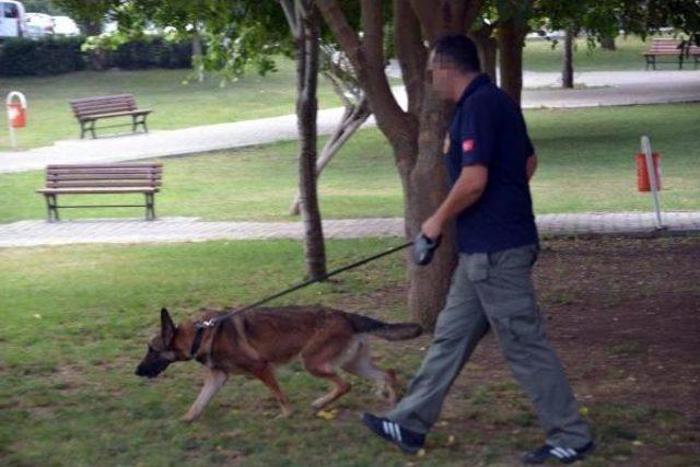 Parklarda Eğitimli K&ouml;pek Maya Ile Uyuşturucu Aradılar 2