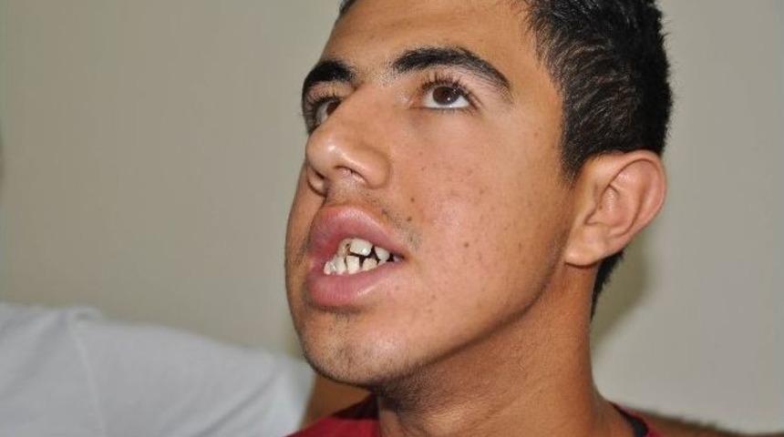 Suriyeli Baba &Ccedil;ocuklarının Hastalığına &Ccedil;are Arıyor