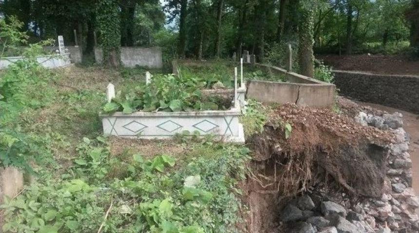 Kocaeli&rsquo;de Eşme Mezarlığı, Sel Nedeniyle Tahrip Oldu