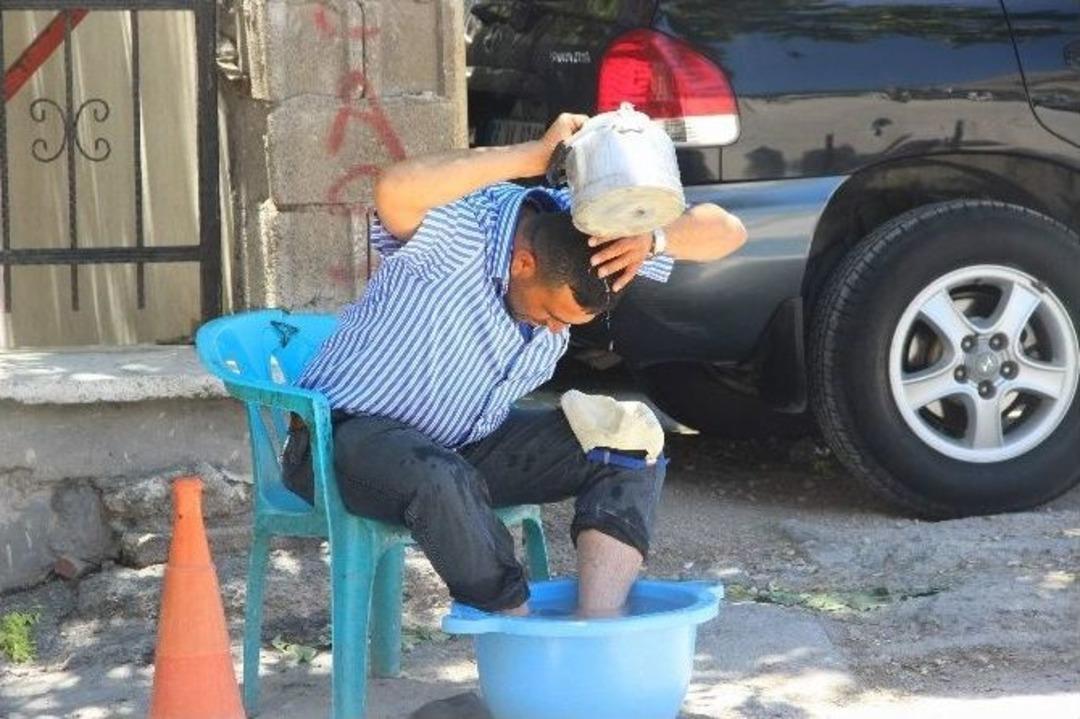 Sıcaktan Bunalan Vatandaşlar Park Ve Bah&ccedil;elere Akın Etti