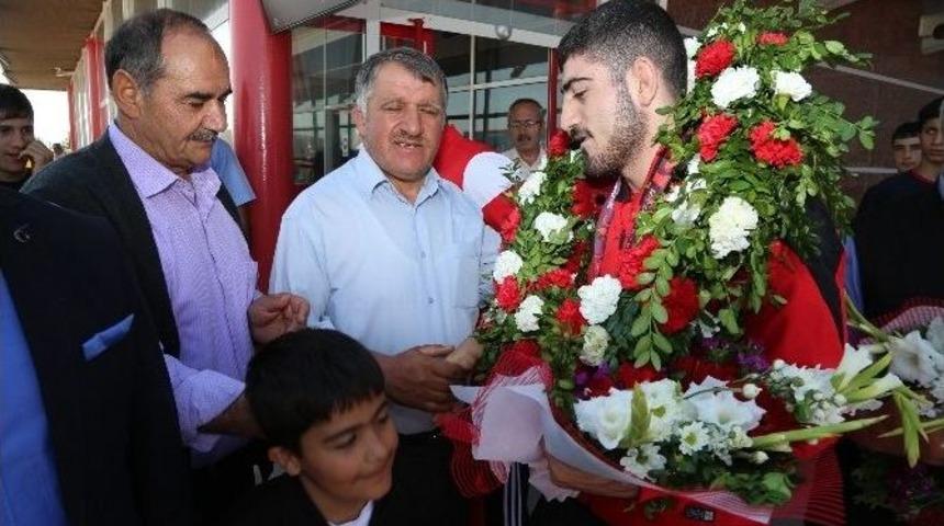 Gen&ccedil;ler Avrupa G&uuml;reş Şampiyonası&rsquo;nda G&uuml;m&uuml;ş Madalya Kazanan Ert&uuml;rk&rsquo;e, Erzurum&rsquo;da Coşkulu Karşılama
