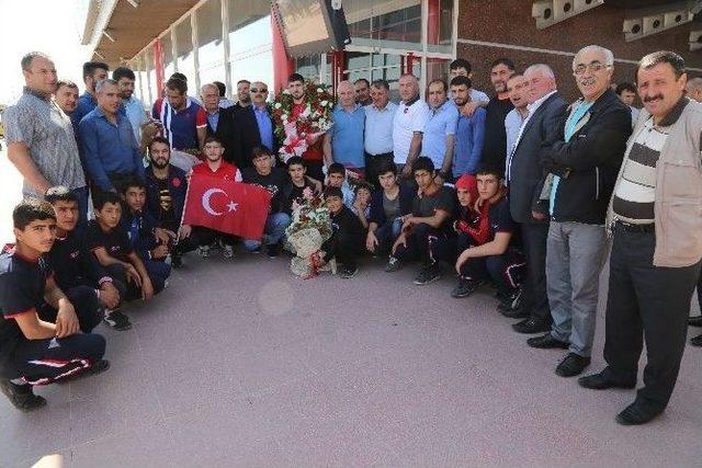 Gençler Avrupa Güreş Şampiyonası’nda Gümüş Madalya Kazanan Ertürk’e, Erzurum’da Coşkulu Karşılama