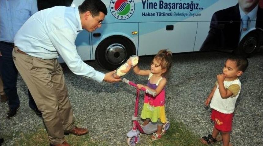 T&uuml;t&uuml;nc&uuml;, İftar Yemeği D&uuml;zenlenen Mahallelerde Vatandaşlarla Bir Araya Geliyor