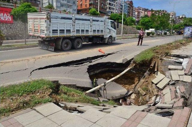 Sahil Yolu Kaldırımla Beraber Çöktü