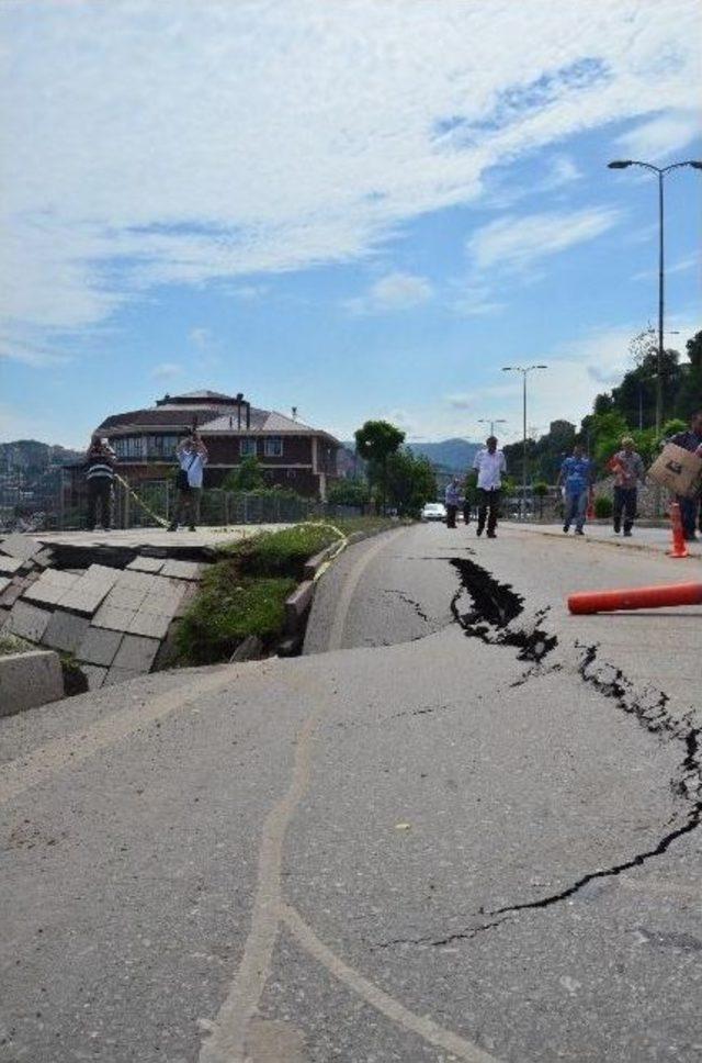 Sahil Yolu Kaldırımla Beraber Çöktü