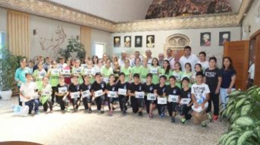 Aksu Belediyesi&rsquo;nden Başarılı Sporculara Tablet