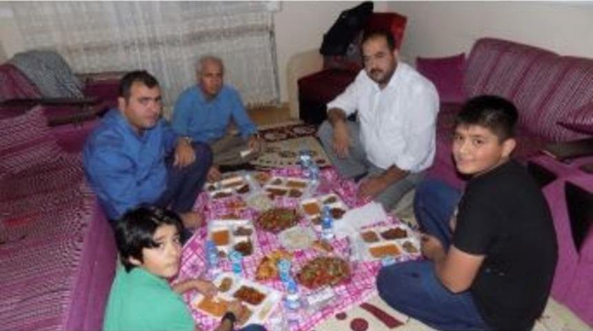 İl Başkanı Ak&ccedil;ay, Her Akşam Bir Aileyi Ziyaret Ediyor