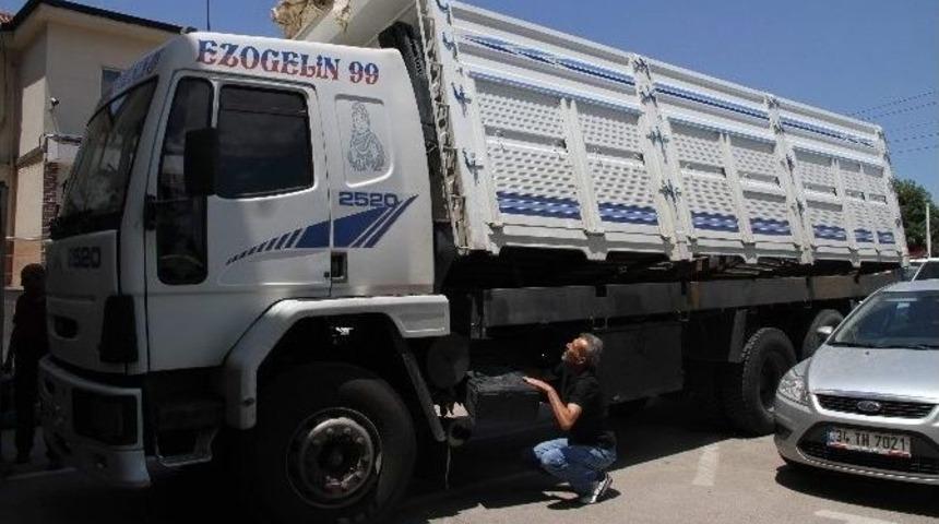 Bursa&rsquo;da &Ouml;zel Hidrolik D&uuml;zenekli Kamyondan 30 Bin Paket Ka&ccedil;ak Sigara &Ccedil;ıktı