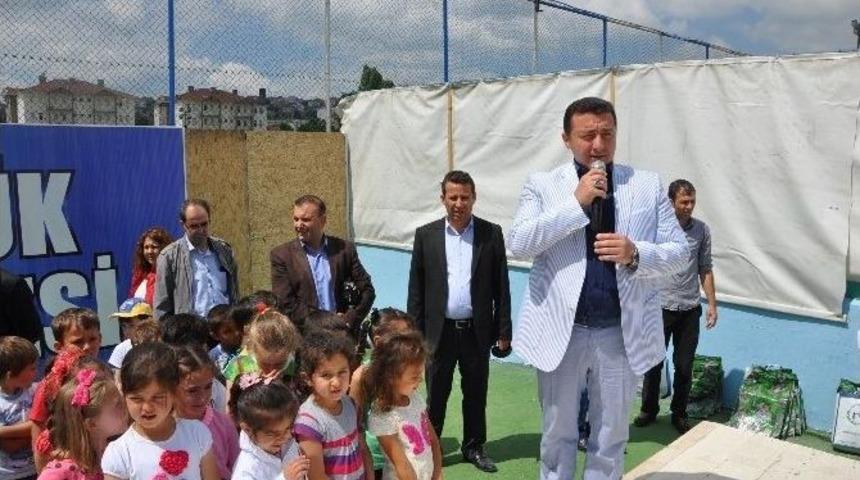 Boz&uuml;y&uuml;k Belediyesi Yaz Spor Okulu &Ouml;ğrencilerine Malzeme Dağıttı