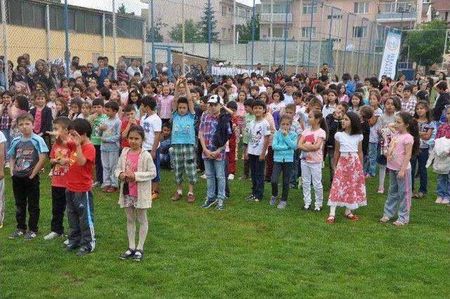 Bozüyük Belediyesi Yaz Spor Okulu Öğrencilerine Malzeme Dağıttı