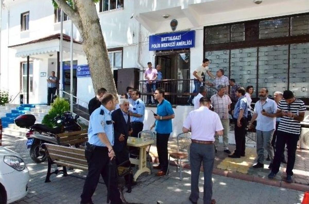 Malatya&rsquo;da Polis Merkezi &Ouml;n&uuml;nde Silahlı Kavga: 4 Yaralı