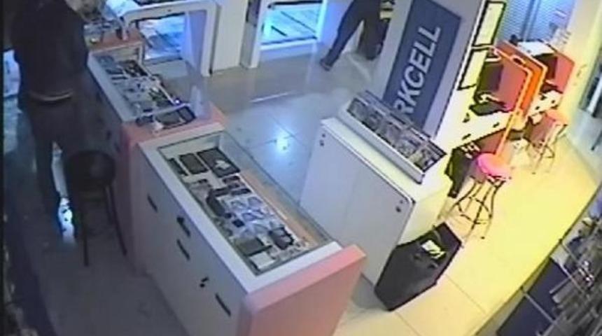 Cep Telefonu Bayiini 1.5 Dakikada Soydular