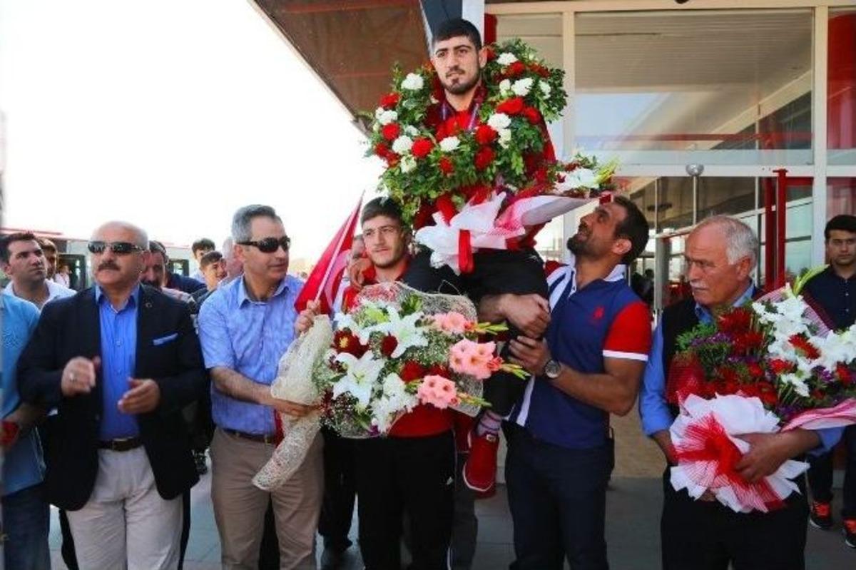 Avrupa 2.&rsquo;si Ert&uuml;rk, Memleketi Erzurum&rsquo;da Coşkuyla Karşılandı