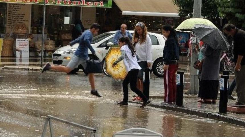 Bir Anda Bastıran Yağmur Hazırlıksız Yakaladı
