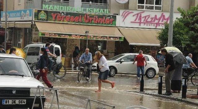 Bir Anda Bastıran Yağmur Hazırlıksız Yakaladı