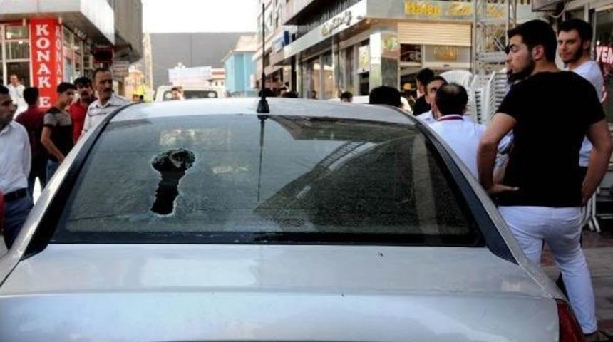 Park Halindeki Aracın &Uuml;st&uuml;ne, Inşaattan Demir Par&ccedil;ası D&uuml;şt&uuml;