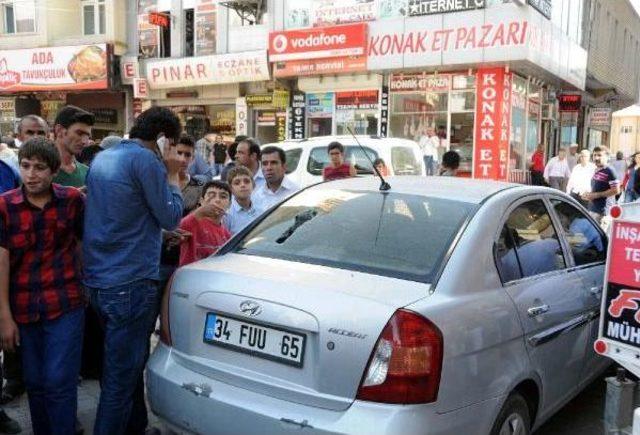 Park Halindeki Aracın Üstüne, Inşaattan Demir Parçası Düştü