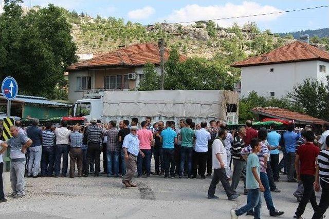 Bucak’ta Pompalı Tüfekle Öldürülen Kardeşler Toprağa Verildi