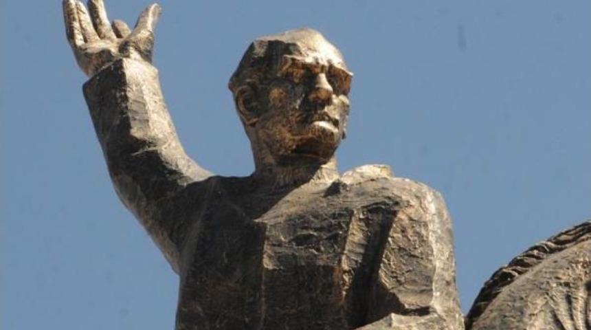 Tescilli Atat&uuml;rk Heykelinin Tahrip Edildiği Iddiası