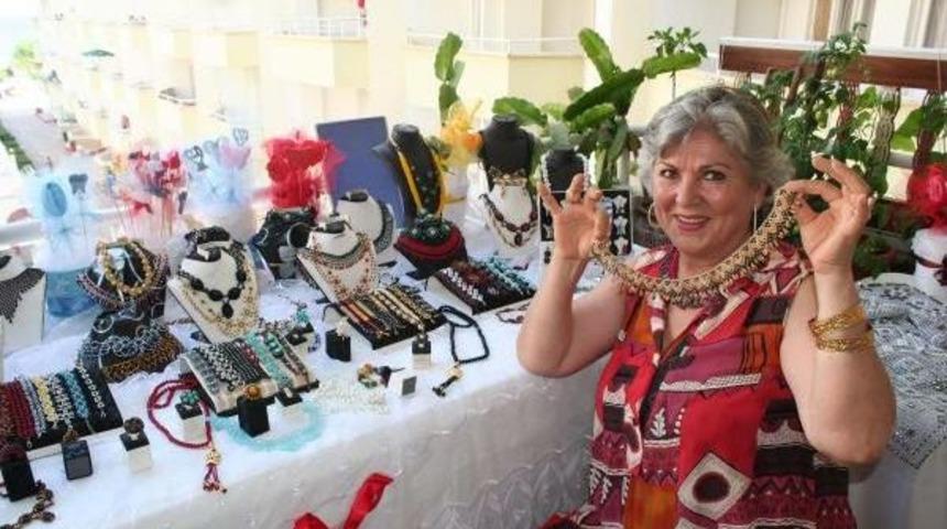 Evinin Balkonunda Yaptığı Takıları Dubai'ye Satıyor