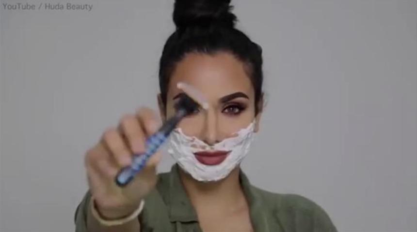 Ünlü blogger Asyalı kadınların sırrı 'yüz tıraşı'nı denedi