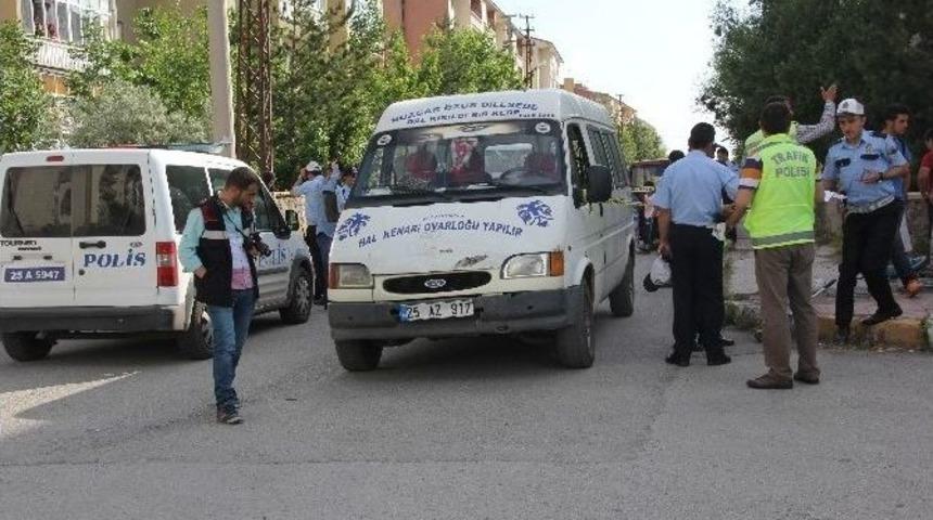 Minib&uuml;s&uuml;n Altında Ezilen &Ccedil;ocuk Ağır Yaralandı